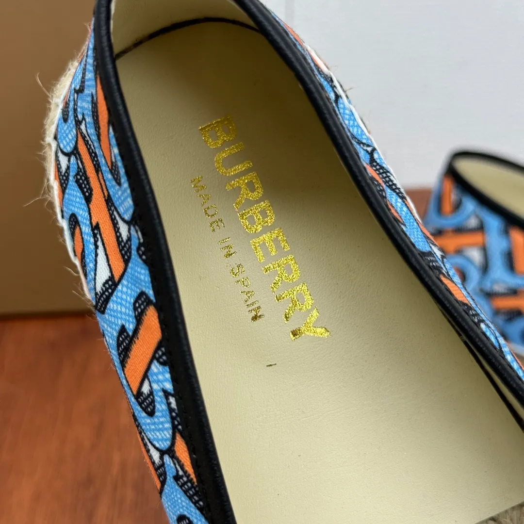 Batch 600 Burberry/Burberry new summer men's embroidered straw fisherman shoes, cool slip-on straw shoes! Encounter British fashion with Burberry espadrilles, a perfect blend of classic and fashionable. The unique printing on the upper is a manifestation of the brand's style. Every color and every pattern tells the story of England. Straw soles bring a natural texture, comfortable and chic. Whether you are strolling in the city streets or heading to the beach for vacation, it can add elegance and charm to you, easily become the center of attention, and start your own fashion journey. Classic knitted canvas upper, with thin calfskin lining suitable for summer, straw lining, genuine leather patch at the bottom of the heel, hemming technology, and Mark stitching details! Anti-slip rubber bottom layer, integrated injection molding of large LOGO letters and badges, multiple colors and styles to choose from, complete package! Size: 39-40-41-42-43-44 normal size item number: 2025-5 printing blue